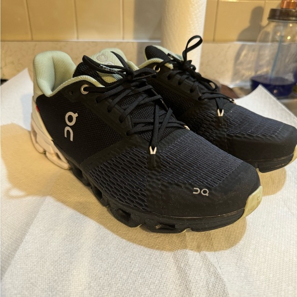 On Cloud, women size 11, black/light green - Picture 5 of 7